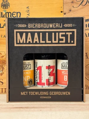 Maallust geschenkverpakking met drie bieren – Blond, Tripel Weizen en Bock – een ambachtelijk biercadeau vol karakter uit Veenhuizen.