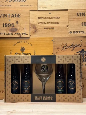 Eggens geschenkverpakking met vier bieren – Weizen, Lokaal Blond, Tripel en Quadrupel 2024 – inclusief glas, ambachtelijk biercadeau uit Groningen.