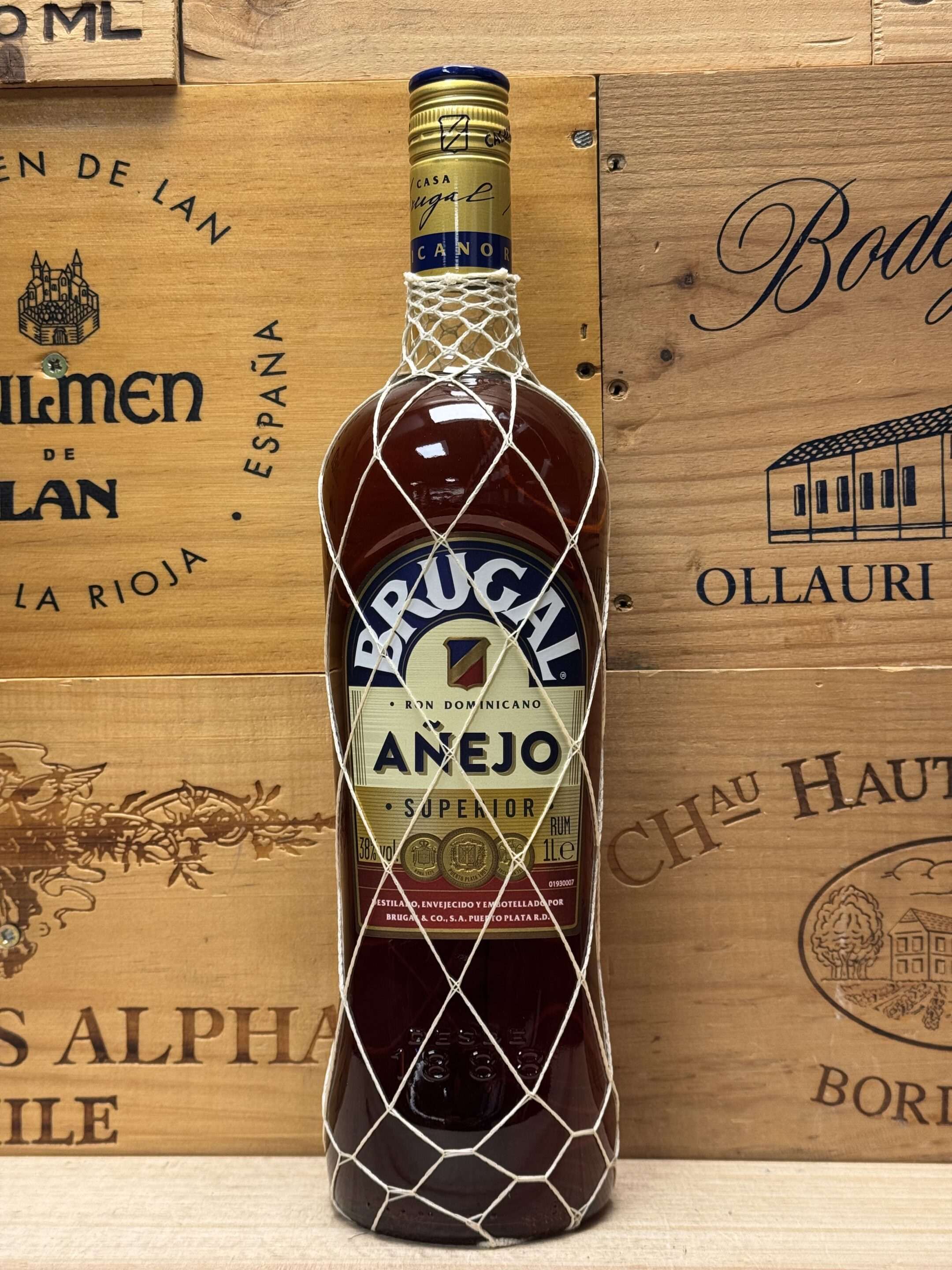 Fles Brugal Añejo 1,0 Liter Dominicaanse rum met amberkleurige inhoud en elegant etiket – vijf jaar gerijpt in bourbonvaten.