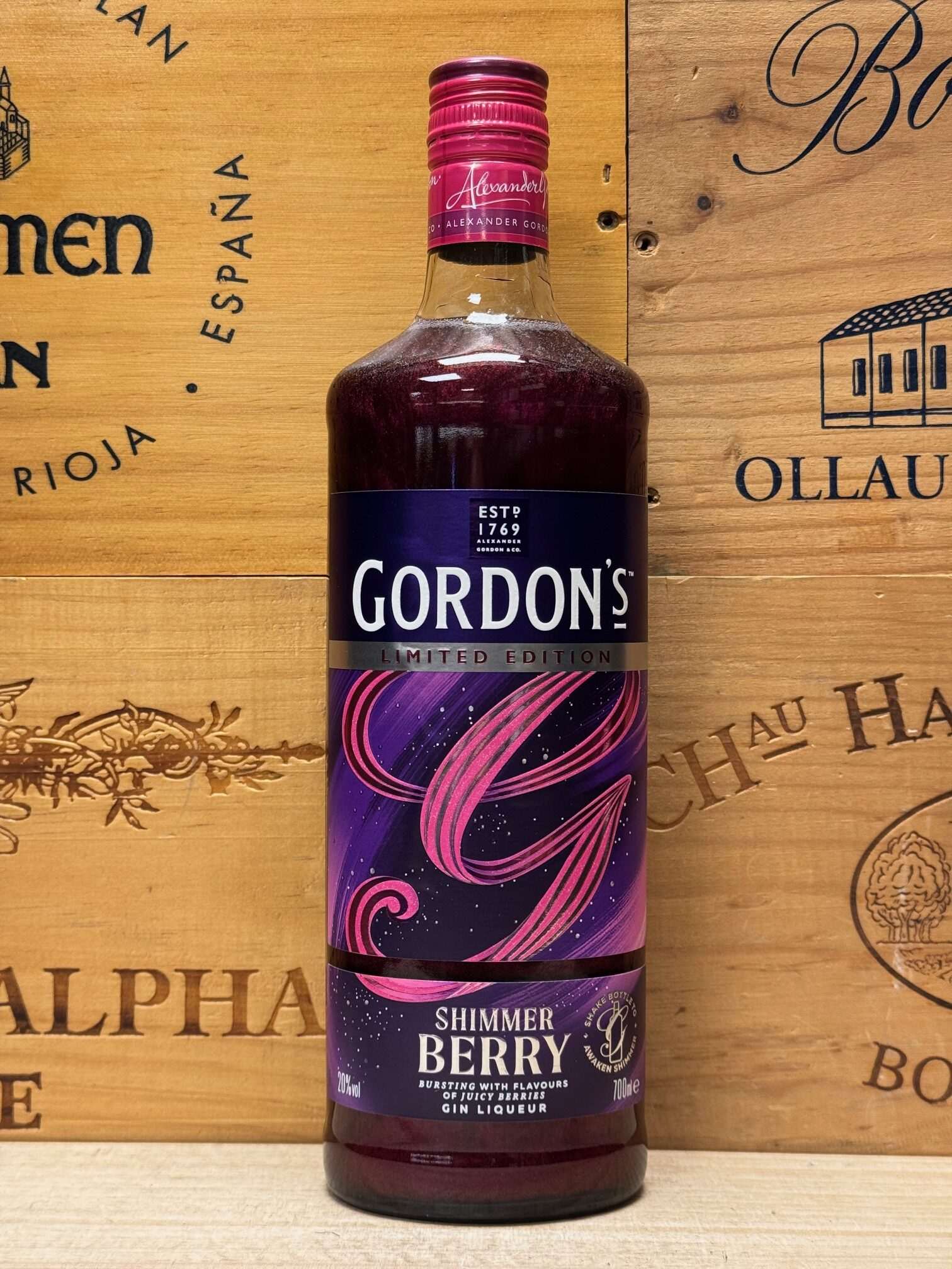 Fles Gordon’s Shimmer Berry gin met roze glinstering, fruitige uitstraling en elegante glitter – perfect als zomerse of feestelijke gin.
