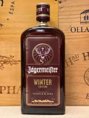Fles Jägermeister Winter Edition met gouden winterdesign, verrijkt met vanille en kaneel – perfecte likeur voor koude winteravonden.