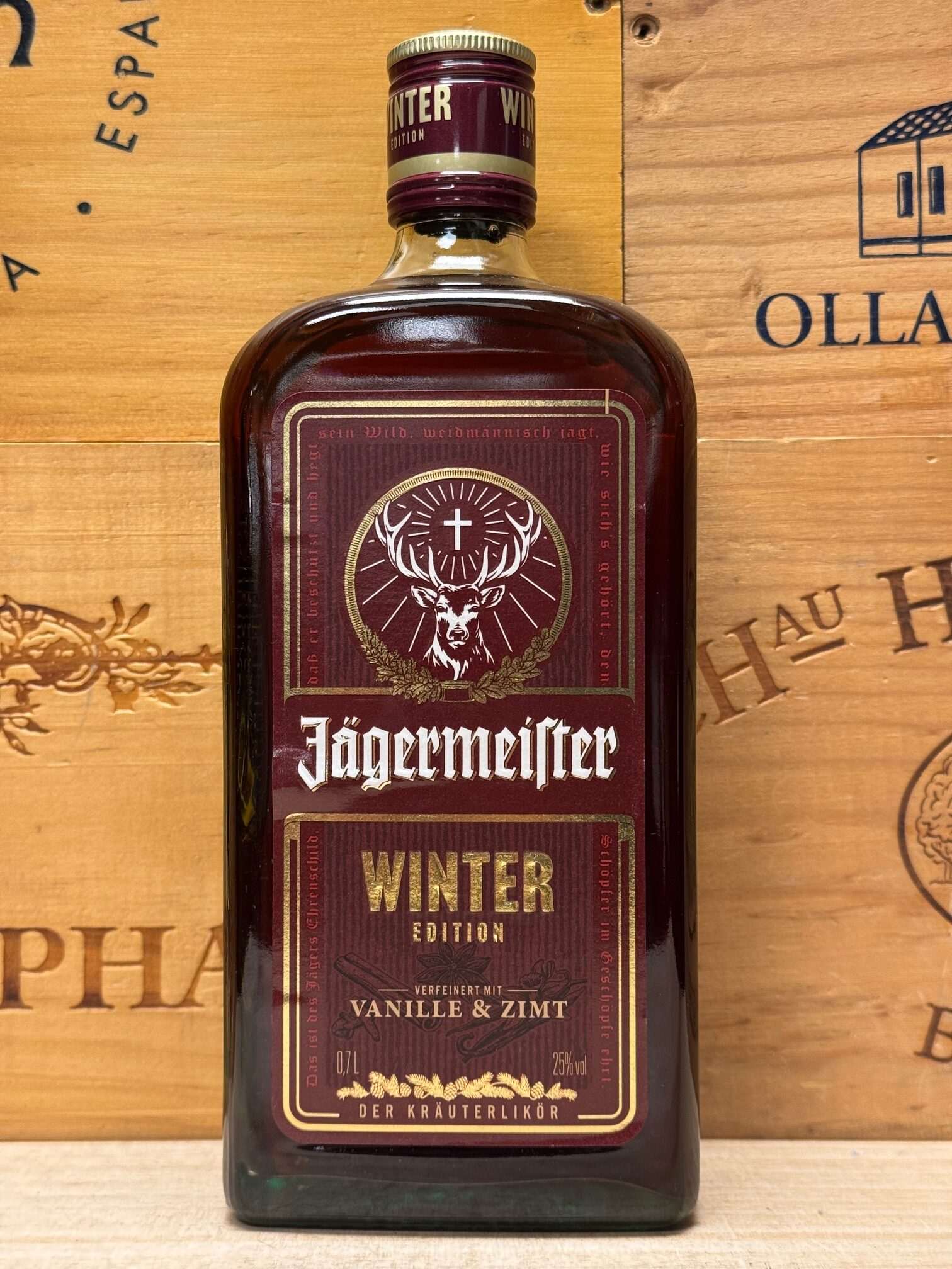 Fles Jägermeister Winter Edition met gouden winterdesign, verrijkt met vanille en kaneel – perfecte likeur voor koude winteravonden.