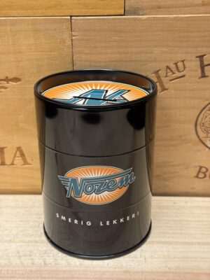 Nozem oliedrum spaarpot gevuld met acht mini-shotjes van 2cl – stoere geschenkverpakking met industrieel design en blijvende waarde.