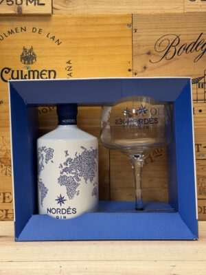 Nordés gin geschenkverpakking met glas – luxe Spaanse gin met Albariño-druiven, elegant verpakt als stijlvol cadeau.