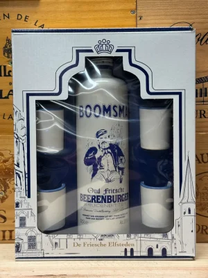 Boomsma Beerenburg geschenkverpakking met fles en vier stenen borrelglaasjes in luxe doos.