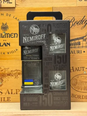 Nemiroff vodka geschenkverpakking met fles en twee luxe glazen in moderne doos.