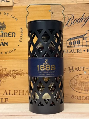 Brugal 1888 geschenkverpakking met luxe lantaarn en premium rumfles.
