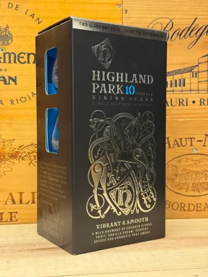 Highland Park 10 Year Old geschenkverpakking met fles en twee luxe whiskyglazen in zwarte doos.