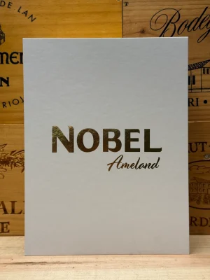 Nobels Jenever geschenkverpakking met fles en twee klassieke jeneverglazen in luxe doos.