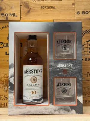 Aerstone 10 Year Old Sea Cask geschenkverpakking met fles en twee moderne whiskyglazen in luxe doos.