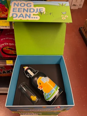 Fles Nog Eendje Dan Karamel Likeur met bijpassend glas in luxe geschenkverpakking.