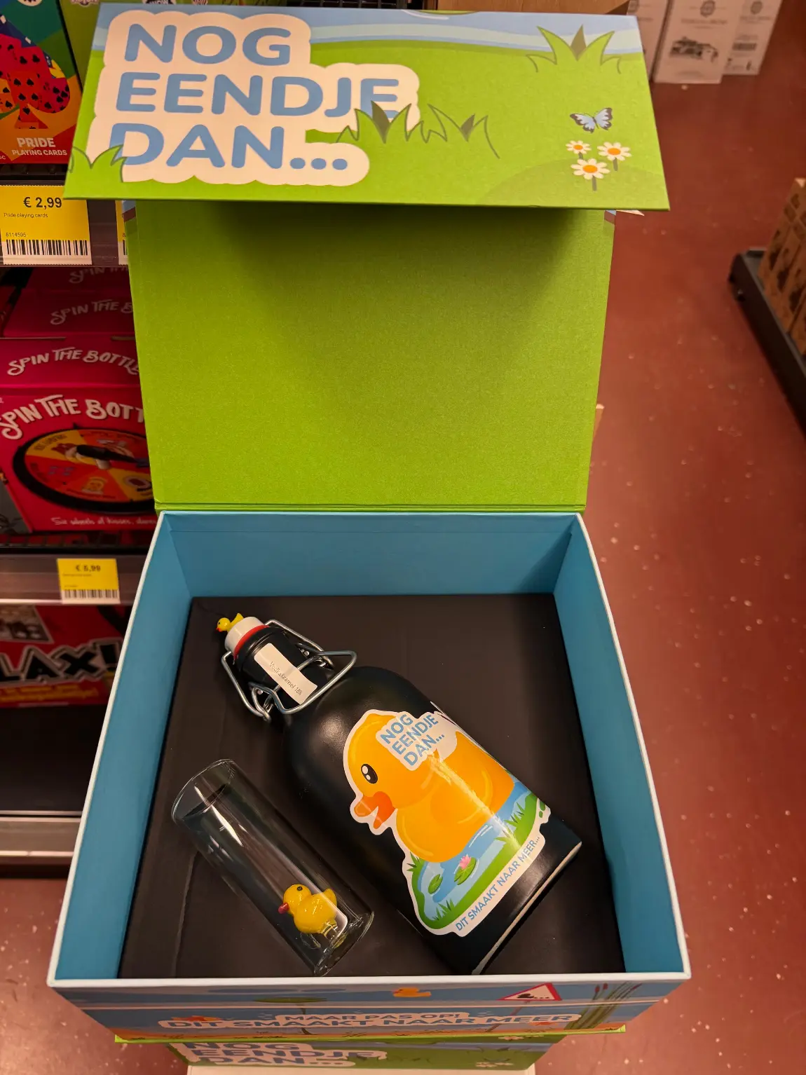 Fles Nog Eendje Dan Karamel Likeur met bijpassend glas in luxe geschenkverpakking.