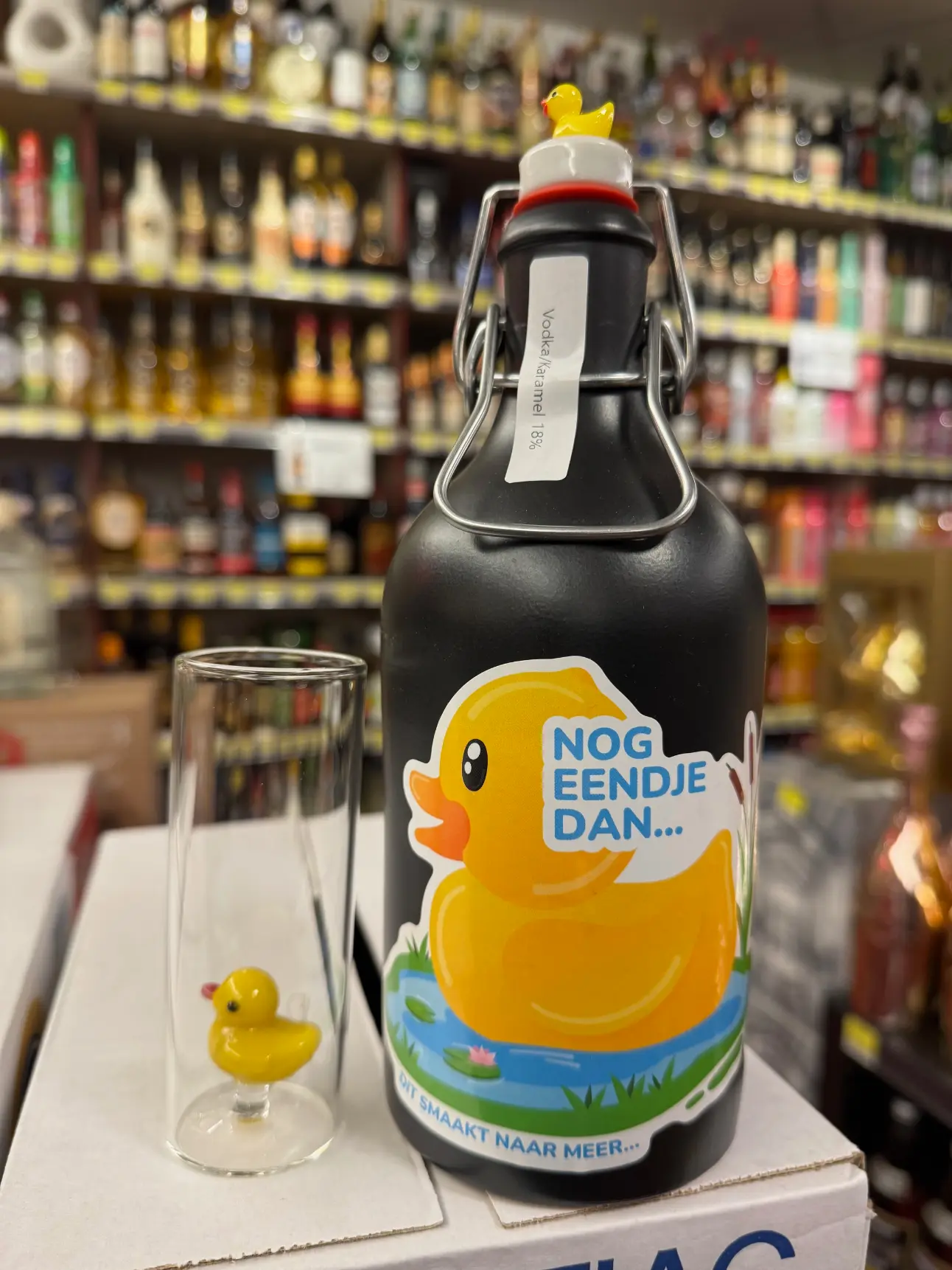 Nog Eendje Dan Karamel Likeur in geschenkverpakking met glas - Afbeelding 2