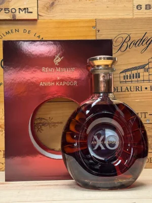 Fles Rémy Martin x Anish Kapoor XO limited edition met kunstzinnige rode designfles en luxe uitstraling.