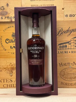 Fles Glendronach 21 jaar Sherry Cask Matured PX en Oloroso met donkerrode presentatie en luxe uitstraling.