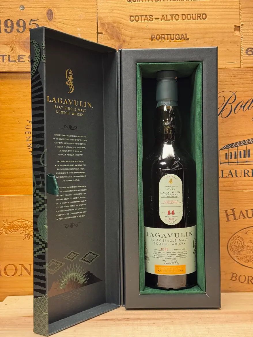 Lagavulin 14 jaar Fles Lagavulin 14 Year Old 2024 Islay Jazz Festival Edition, exclusieve limited release met rokerig en rijk karakter.