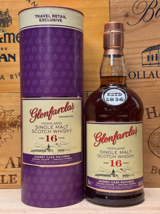 Fles Glenfarclas 16 jaar Sherry Cask single malt whisky.