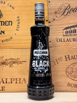 Fles Puschkin Black Berries vodka likeur met donker bessenfruit.