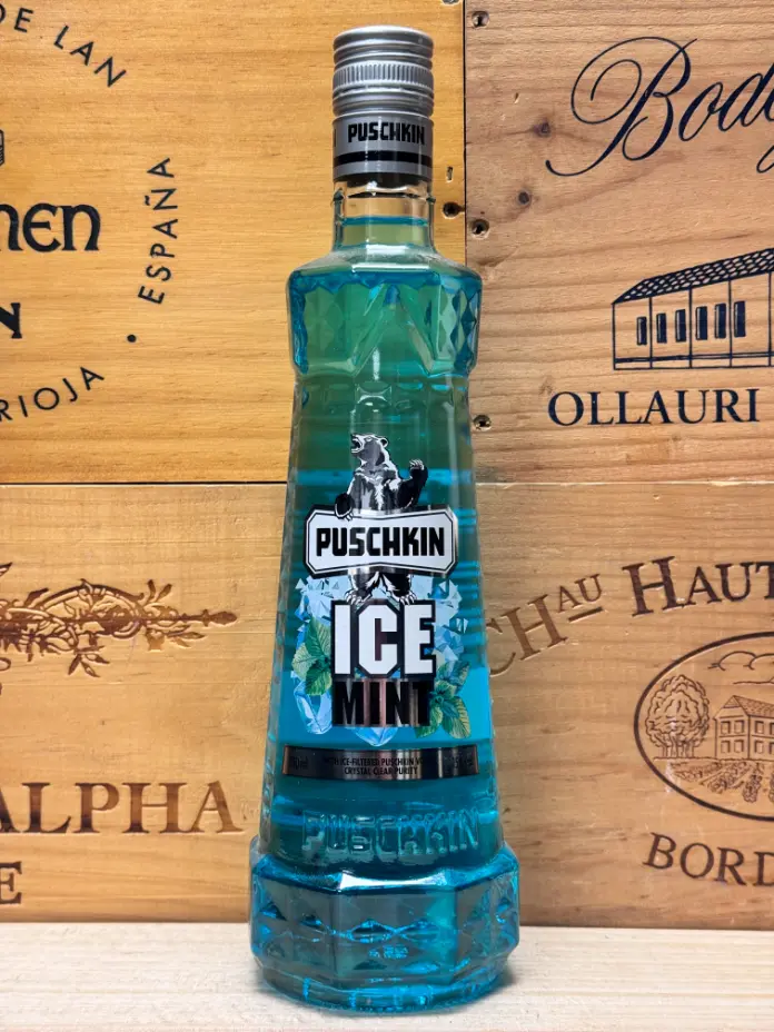 Fles Puschkin Ice Mint vodka likeur met frisse muntsmaak en verkoelend karakter.