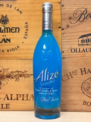Fles Alize Bleu Passion Franse fruitlikeur met opvallende blauwe kleur.