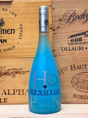 Fles Hpnotiq premium likeur met opvallende blauwe kleur op basis van vodka, cognac en exotische vruchtensappen.