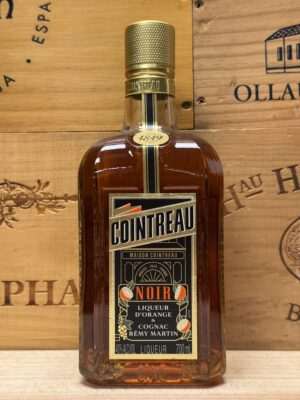 Fles Cointreau Noir Franse sinaasappellikeur met cognac.