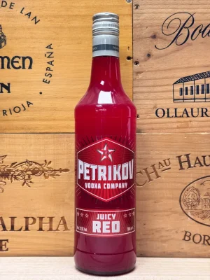 Fles Petrikov Juicy Red Likorette met rode kleur, gemaakt van bloedsinaasappel en vodka.