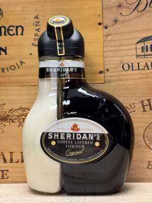 Fles Sheridan’s iconische koffieroomlikeur met dubbele kamer.
