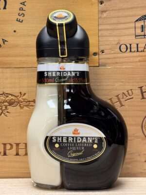 Fles Sheridan’s iconische koffieroomlikeur met dubbele kamer.