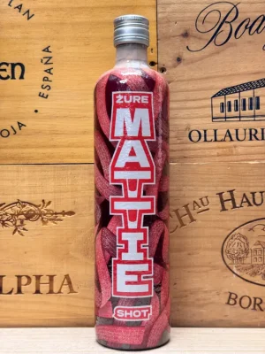 Fles Zure Mattie Shot Rood met rode kleur en herkenbare zure matjes uitstraling.
