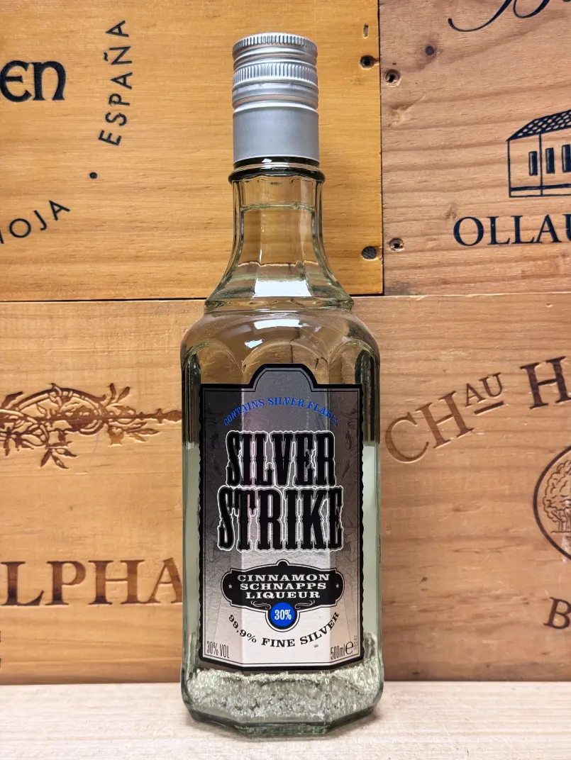 Fles Silver Strike kaneellikeur met zichtbare zilverkleurige vlokken.