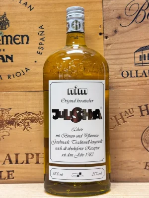 Fles Julischka Nimco fruitlikeur met pruim- en peersmaak.