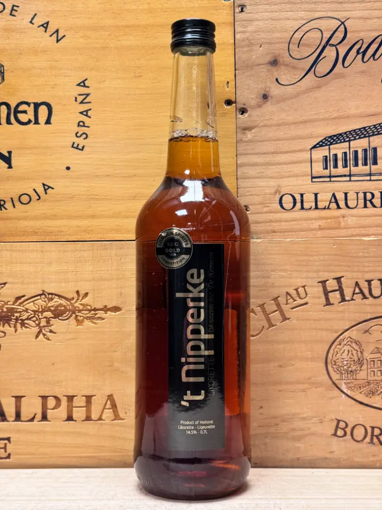 Fles ’t Nipperke Likeur Karamel Kaneel met warme karamel- en kaneeltonen.