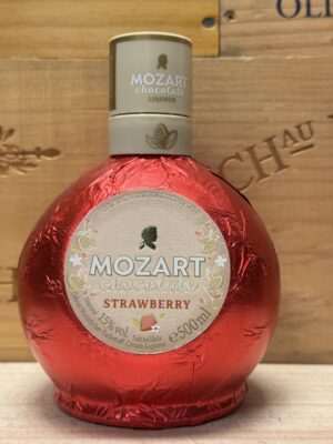 Fles Mozart Chocolate Strawberry romige chocoladelikeur met aardbei.