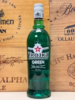 Fles Trojka Green vodka met exotische fruitsmaken en alcoholpercentage van 17%.