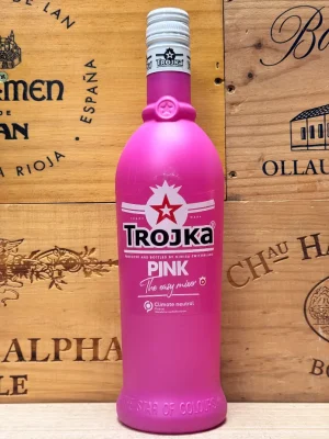 Fles Trojka Pink Zwitserse wodka-likeur met rode vruchten, cranberry en aloë vera.