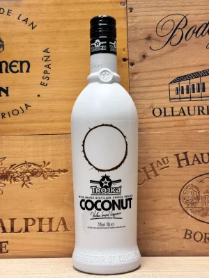 Fles Trojka Coconut vodka met zachte kokosnootsmaak.