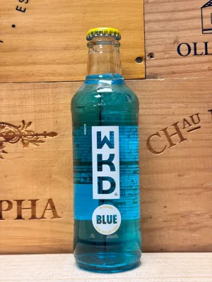 Fles WKD Blue blauwe alcopop met zoete fruitige smaak.