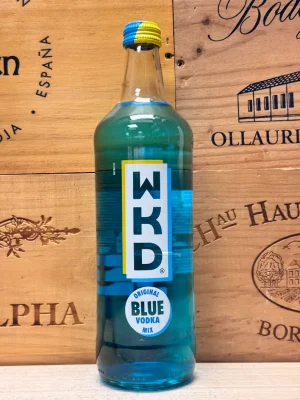 Fles WKD Blue blauwe alcopop met zoete fruitige smaak.