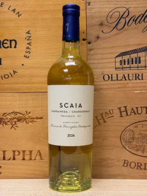 Scaia Garganega Chardonnay witte wijn uit Veneto in moderne fles met frisse Italiaanse uitstraling.