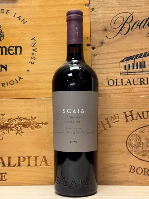 Scaia Corvina rode wijn uit Veneto in moderne fles met frisse fruitige uitstraling.