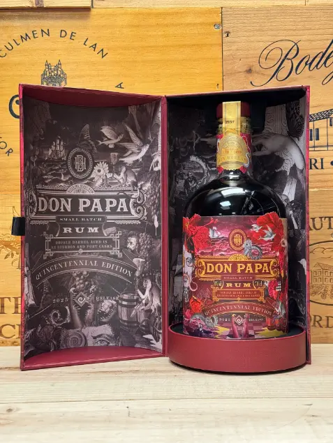 Don Papa Quincentennial Port Cask premium rum in luxe fles met portvataffinage en warme amberkleur.