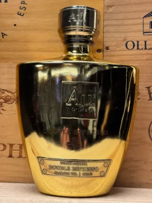 Au Double Espresso likeur in luxe gouden fles met zwarte details en donkere koffielikeur met intense dubbele espressosmaak.