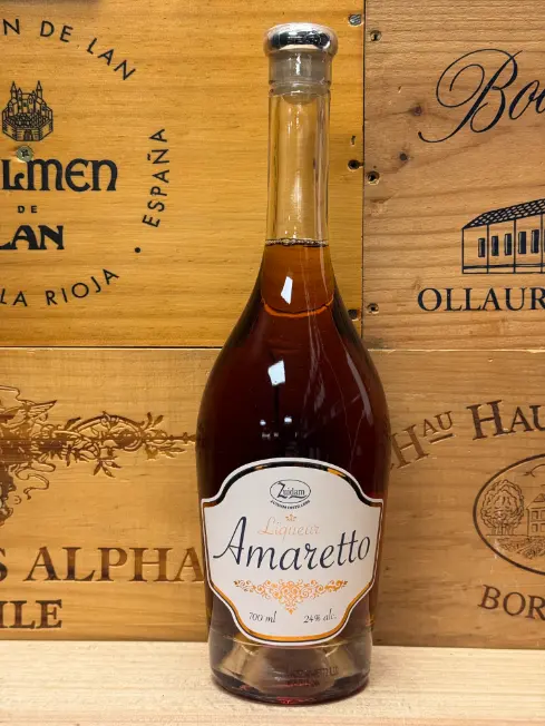 Zuidam Amaretto fles met ambachtelijke Nederlandse amandellikeur en rijke goudbruine kleur.