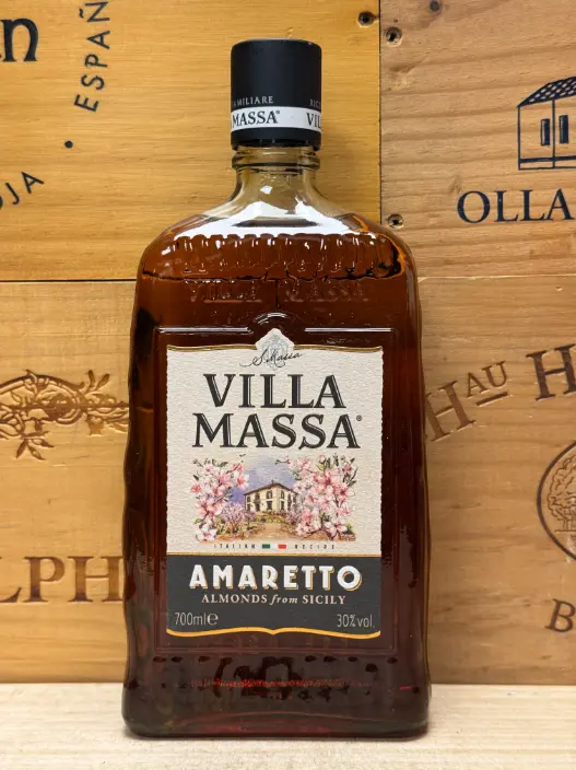 Villa Massa Amaretto fles met Italiaanse amandellikeur en warme amberkleurige uitstraling.