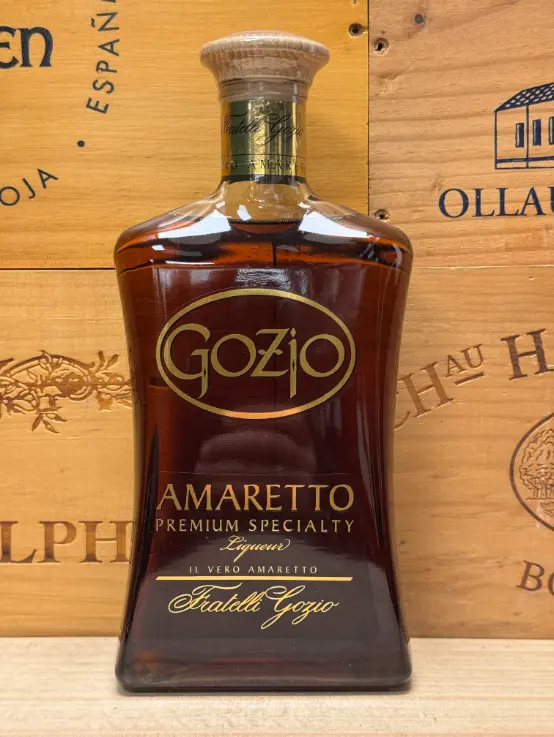 Gozio Amaretto fles met Italiaanse amandellikeur en heldere amberkleurige uitstraling.