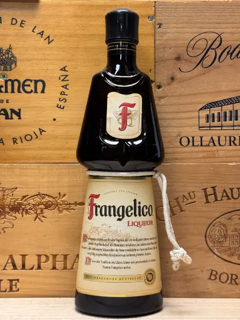 Frangelico hazelnootlikeur in karakteristieke monniksvormige fles met amberkleurige likeur.