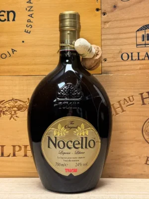 Nocello walnotenlikeur in elegante fles met amberkleurige Italiaanse notenlikeur.