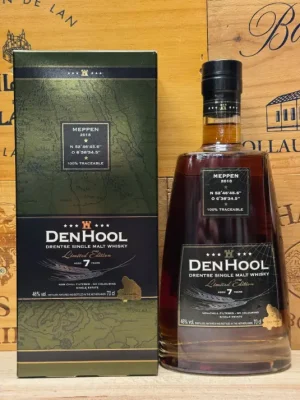 Den Hool Meppen 2018 7 jaar Nederlandse single malt whisky in fles met amberkleurige whisky.