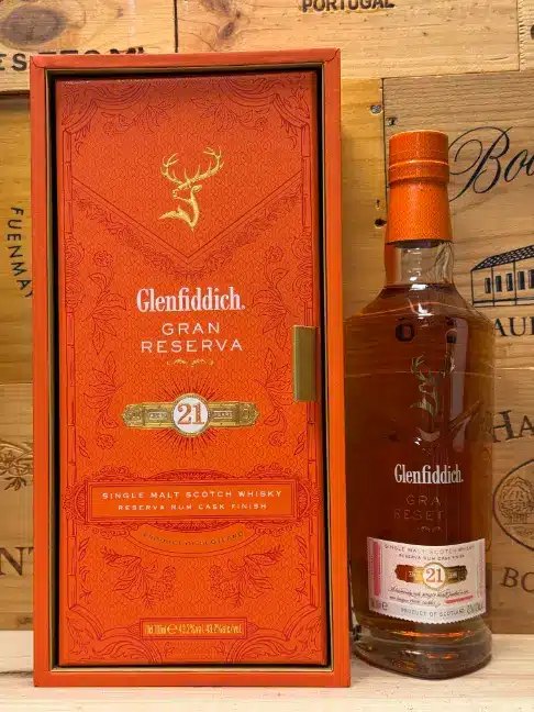 Fles Glenfiddich Gran Reserva 21 Jaar Speyside single malt whisky met rumvatfinish.